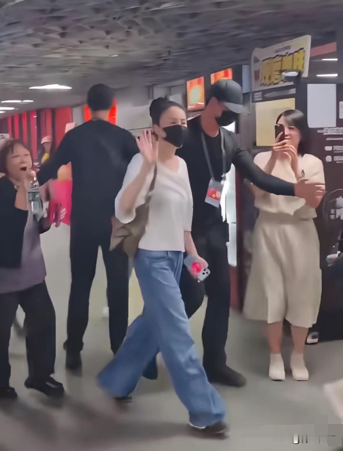 王菲 !
给所有五十多岁的女人提了个醒。
那就是人如果上了年纪，不但要瘦，更重要