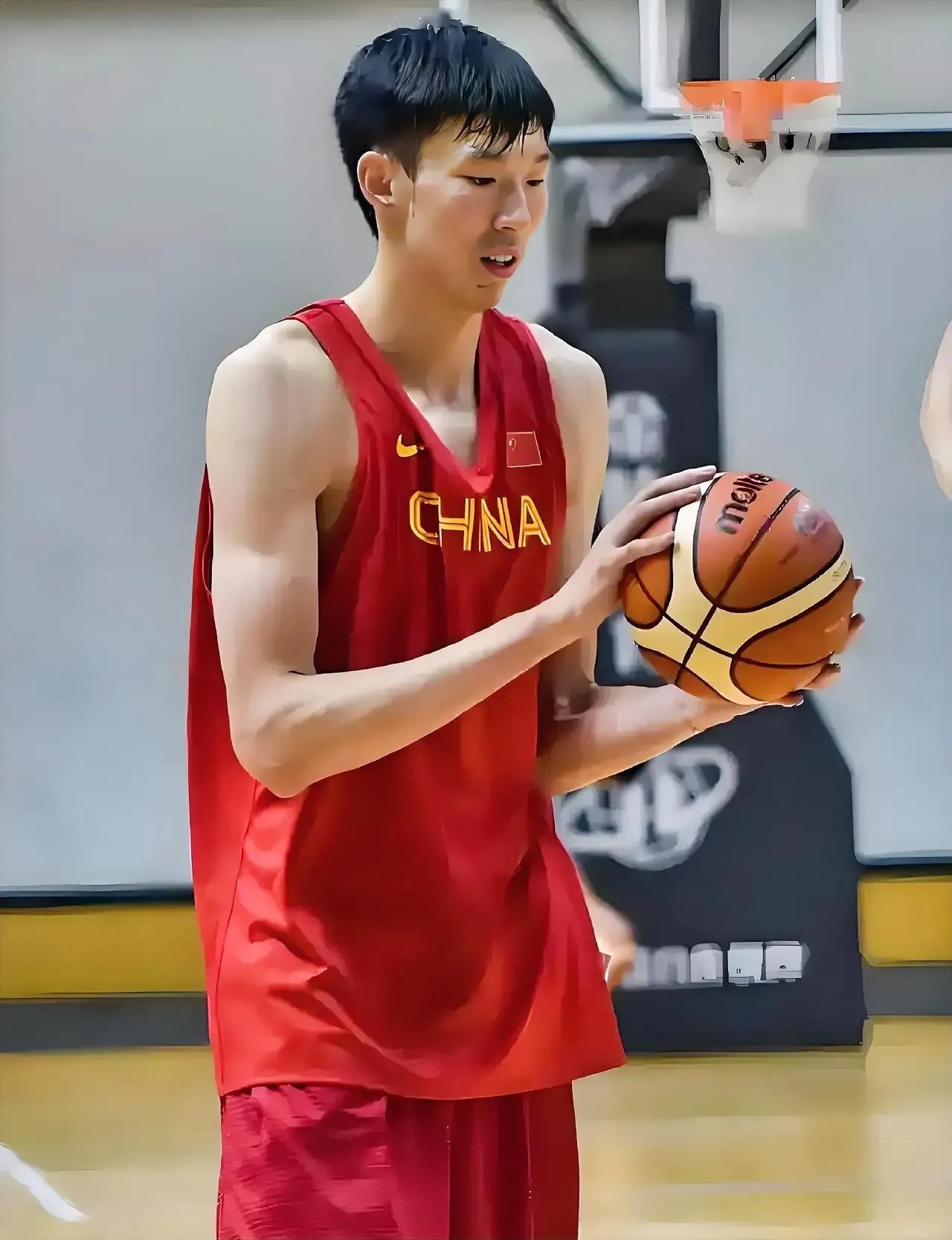 周琦今天飞抵沙特！

周琦真是个奇人！人家打CBA都能戴着护目镜上去砍瓜切菜，到