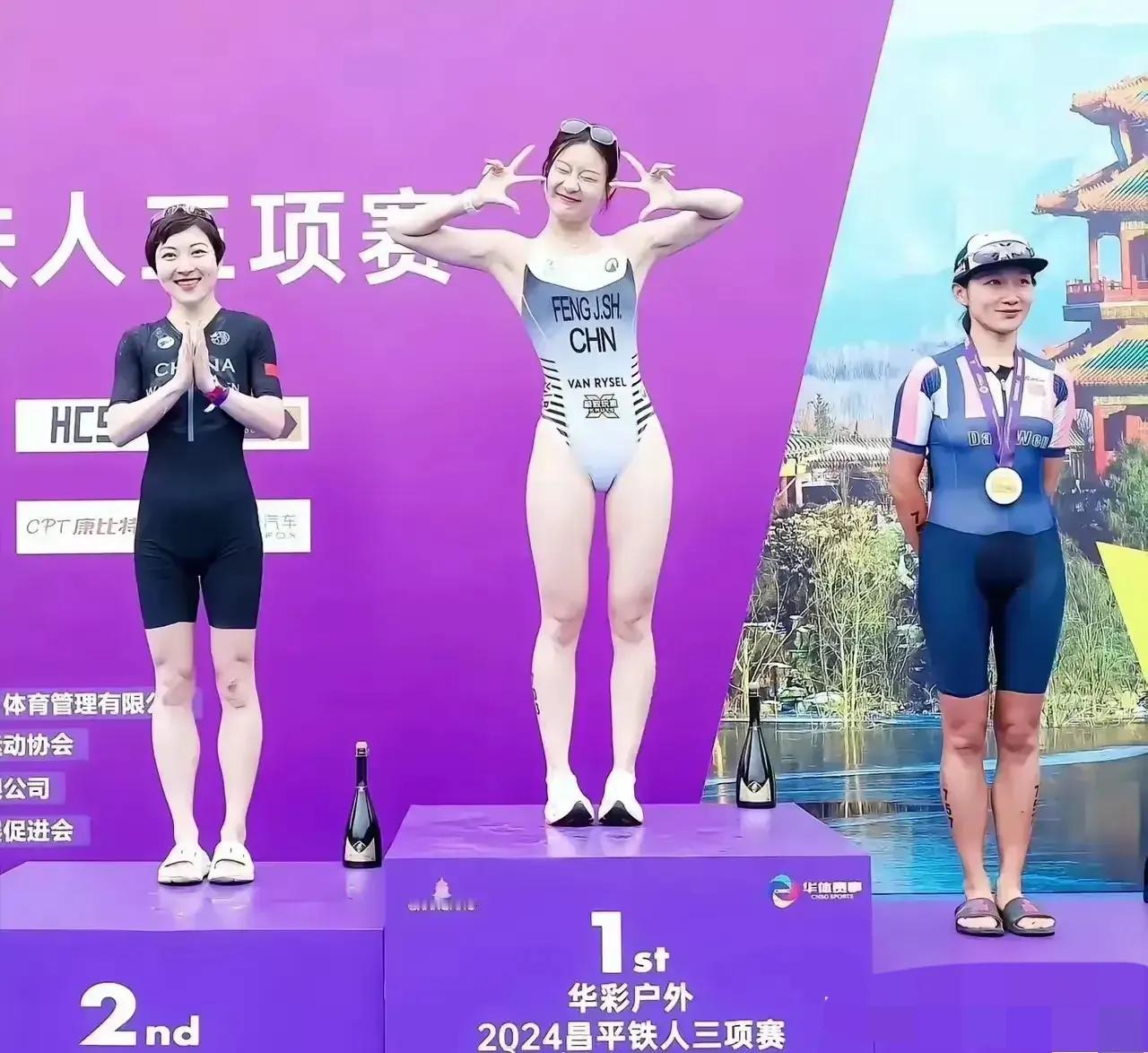 冯竟爽太白了，明明是铁人三项运动员，长时间暴晒在太阳下，长跑也经常夺得冠军，但皮