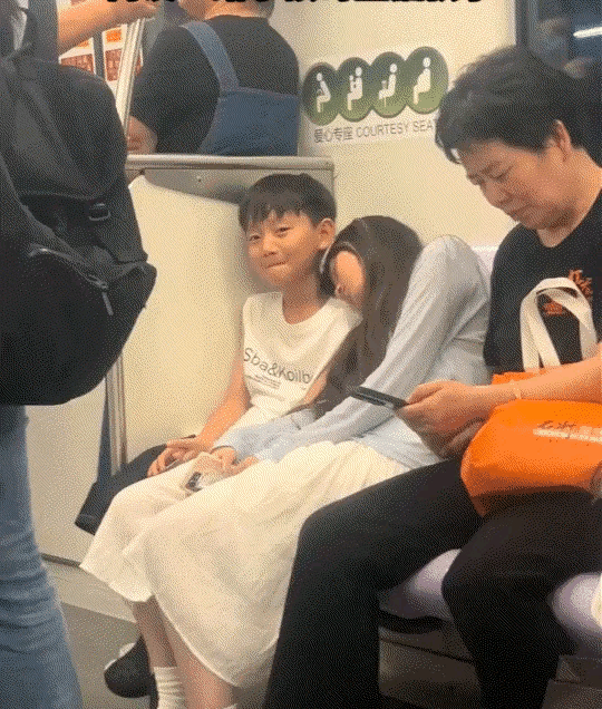 全网被暖笑！地铁小姐姐疲惫靠肩熟睡，腼腆男孩全程僵住不敢动，温柔撑了十多分钟
 
