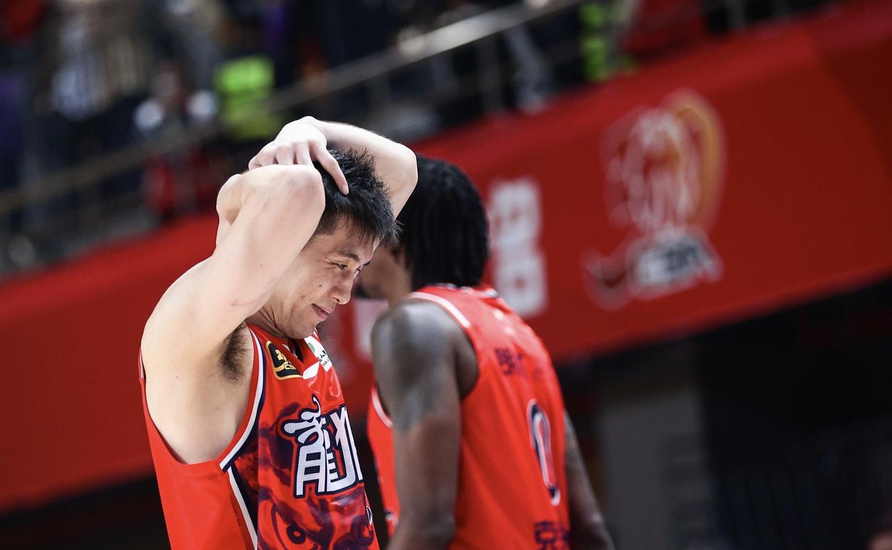 曾经的国内第一后卫郭艾伦大概率要退役了！

郭艾伦遭遇前交叉韧带撕裂，宣布赛季报