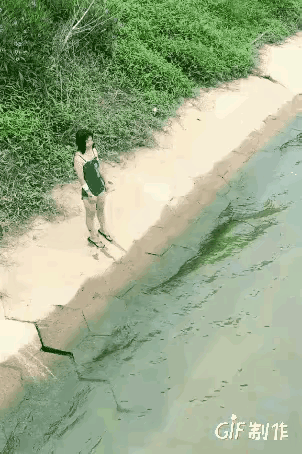 为什么要穿着鞋子下水，看不懂[呲牙]