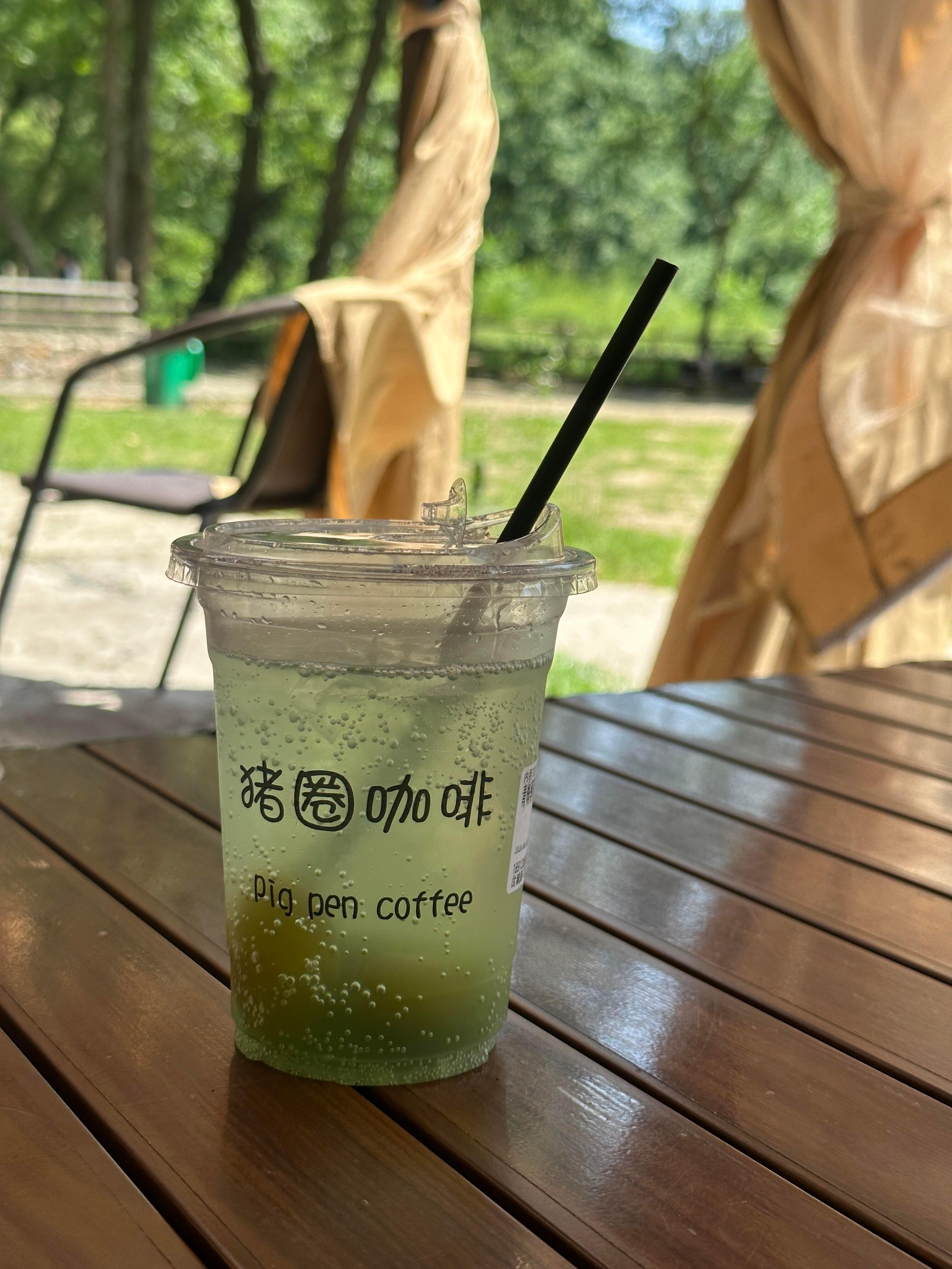 草地,帐篷,烤肉,快乐就是这么纯粹。 