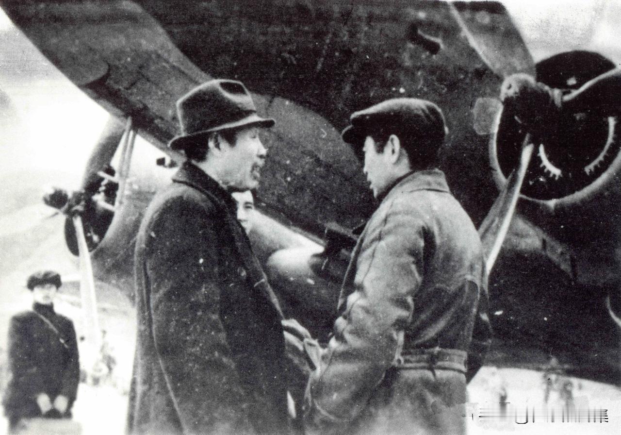 1945年4月6日，在延安机场，中国共产党的重要领导人董必武与周恩来等人话别，启