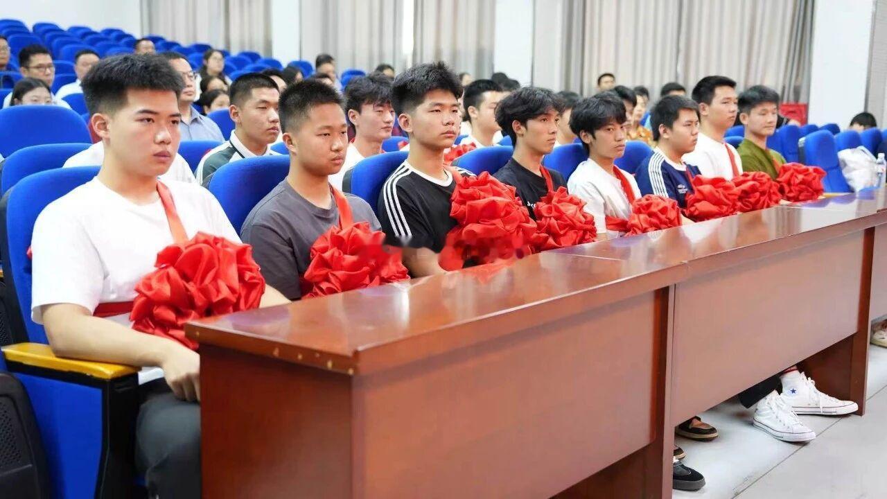 合肥这群少年将坐运20去大学报到无上荣光！7月21日，合肥市2026空军飞行学员