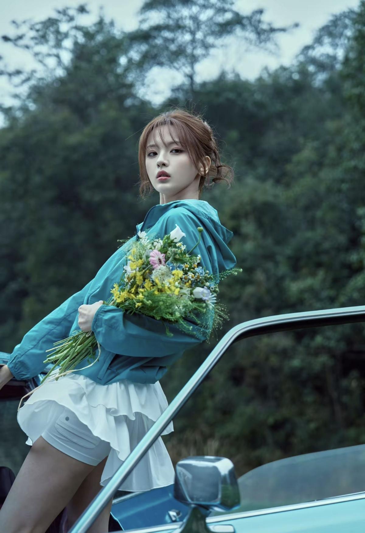 杨超越把春天和鲜花都捧在手里，奔赴一场山野间的浪漫[比心]娱乐明星