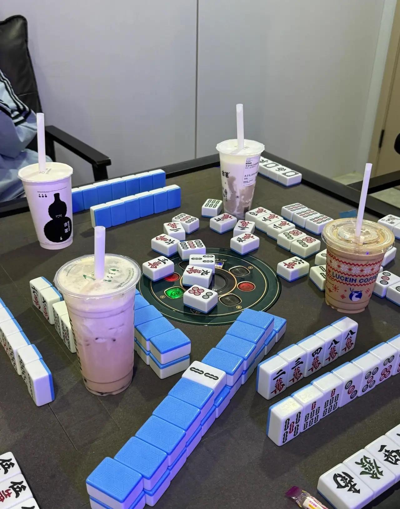 豆包手机一出，全网都炸了。

社交平台刷十条有八条在聊它，短视频评论区秒破10万