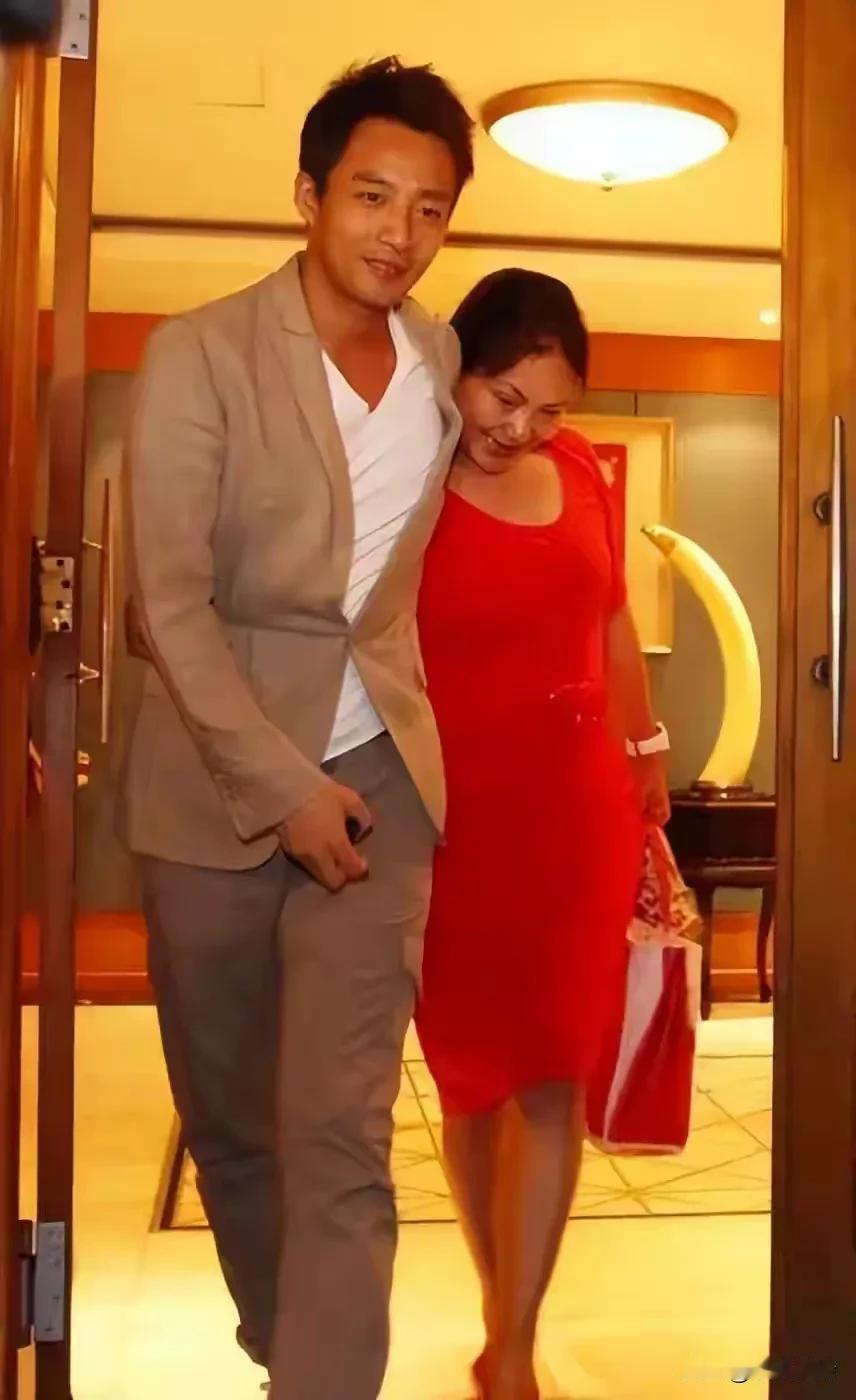 很不理解大S，连普通老百姓二婚都知道一定要找个好点的，她竟然找个这么次的，那何必