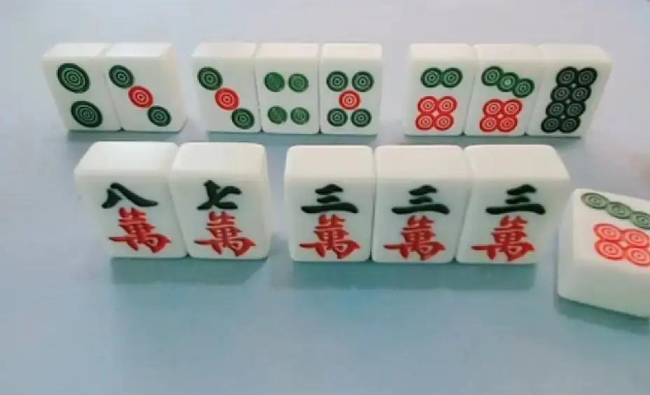 打麻将最恐怖的事，不是听牌绝张，而是你刚抽出那张“安全牌”，桌上所有人都抬头看你