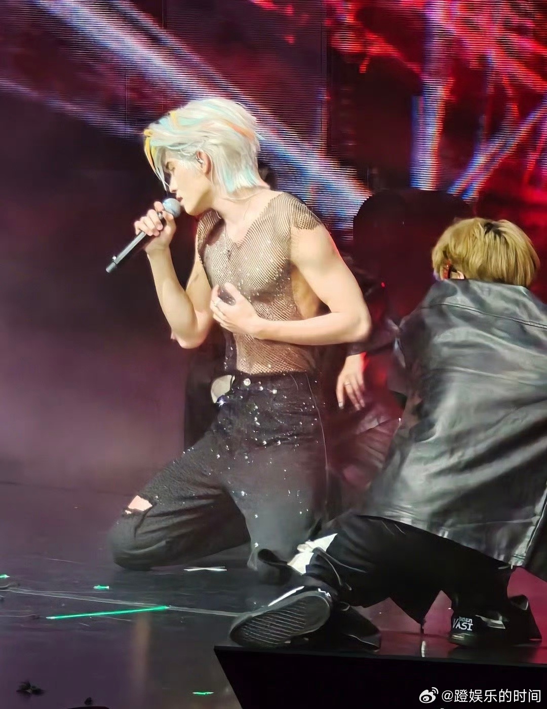 云旗富有且慷慨 云旗太会撩了！演唱会脱外套秀腹肌，线条分明帅到窒息，又野又欲超有