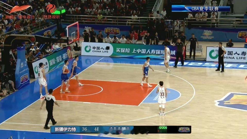 半场结束，广东东阳光48-36领先新疆。第二节的进攻效率有点低，想不到上半场得分
