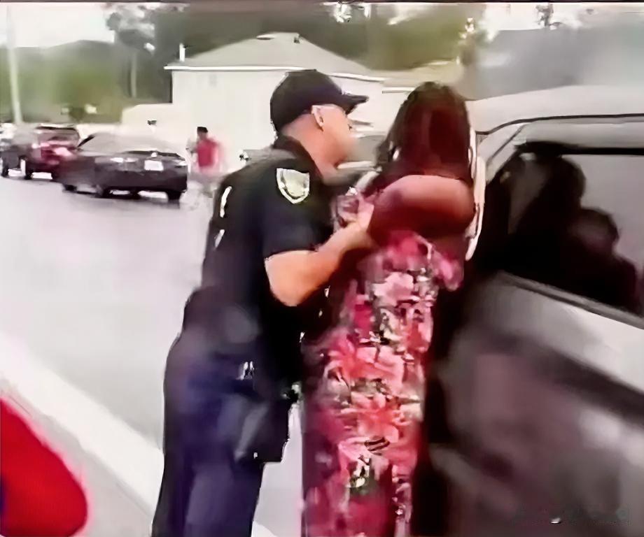 美国警察执法毫无人情也太暴力了，一段视频显示在美国某地，一黑人妇女在学校接孩子时