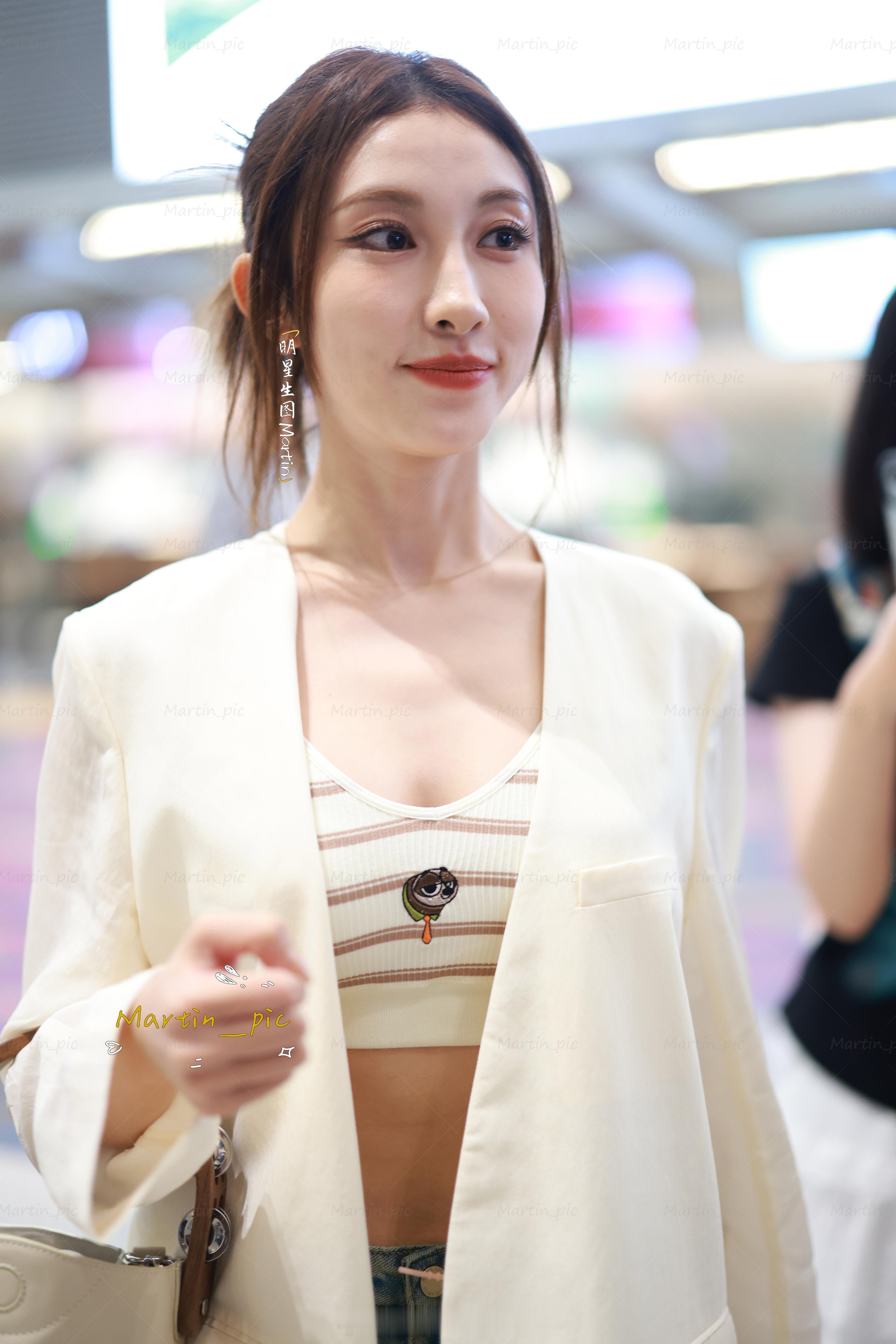 张小婉[超话] 张小婉0815出发生图营业超配合的姐姐，西装露腰小背心，又帅又辣