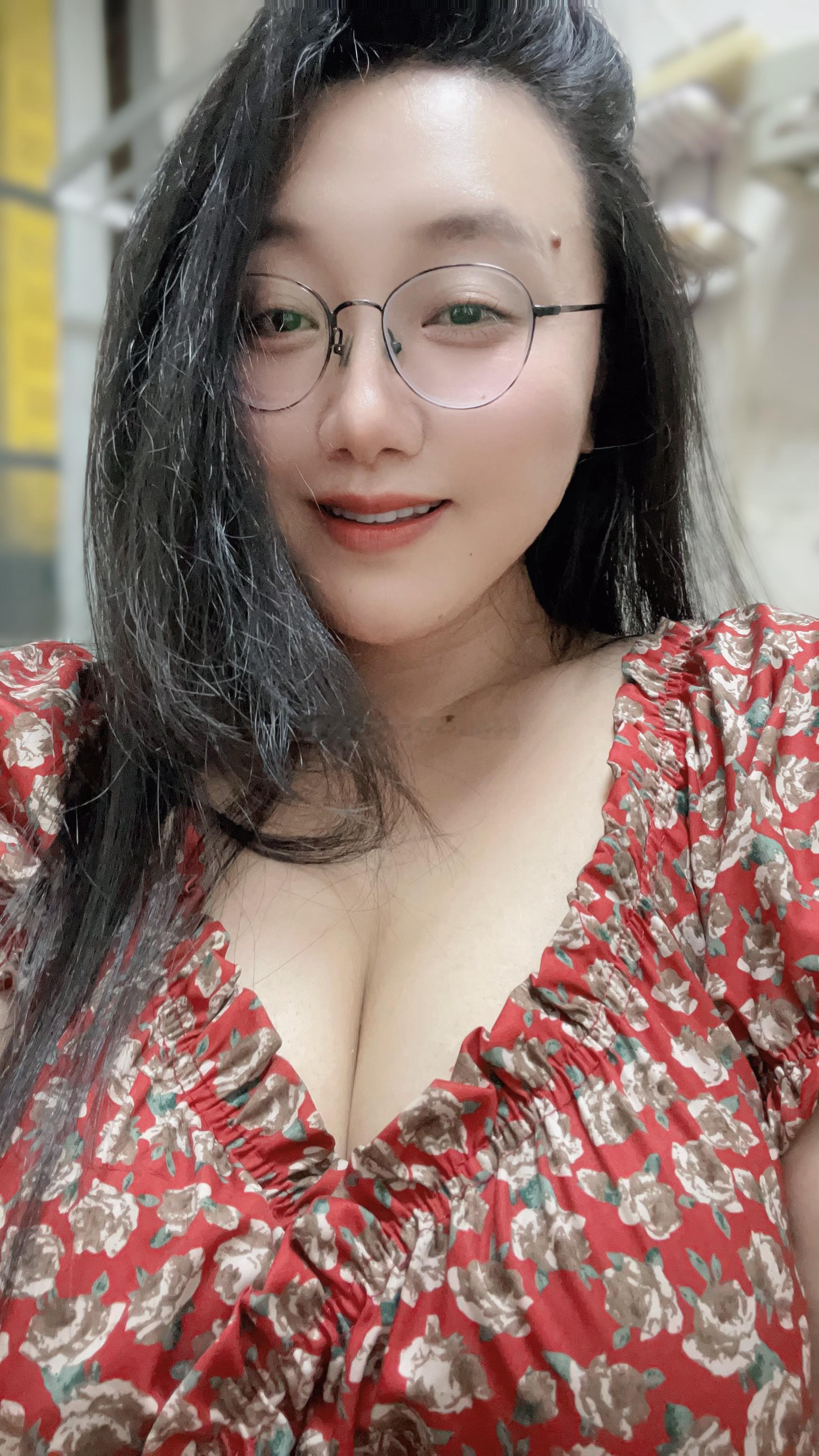 裙摆扫过月光，红焰裹着腰肢，回眸时，呼吸都烫了几分。泡泡四叶草[超话] ​​​