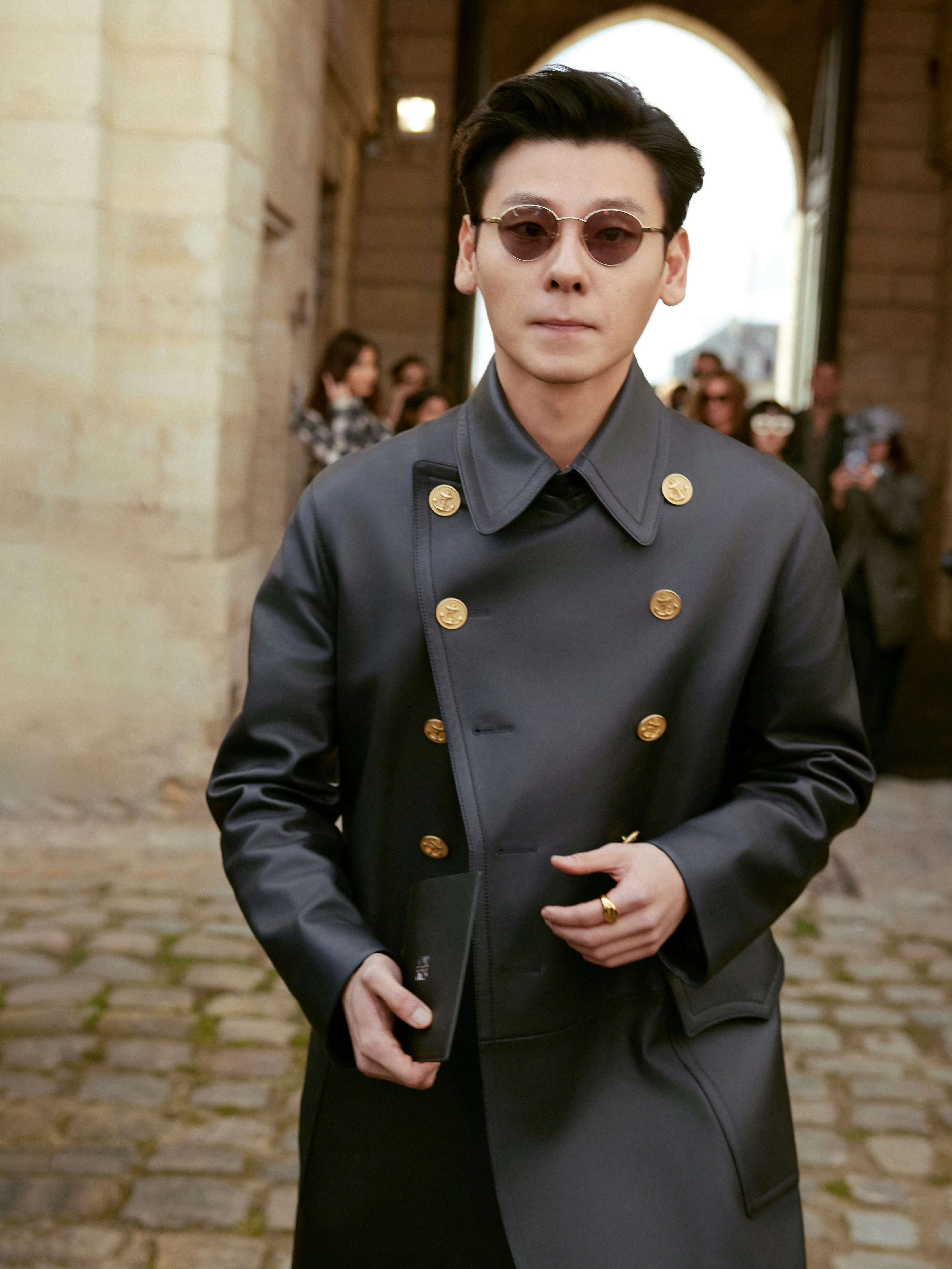 #时装周##巴黎时装周# ，出席LOEWE 2025春夏系列发布秀的#蒋奇明#，
