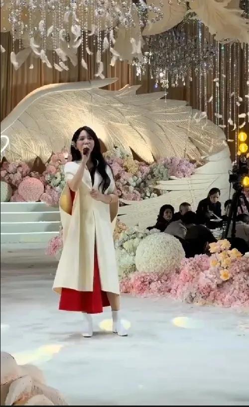 金莎现身婚礼现场唱歌！
2026年1月初，金莎现身江苏南通某婚礼现场，身着红裙搭