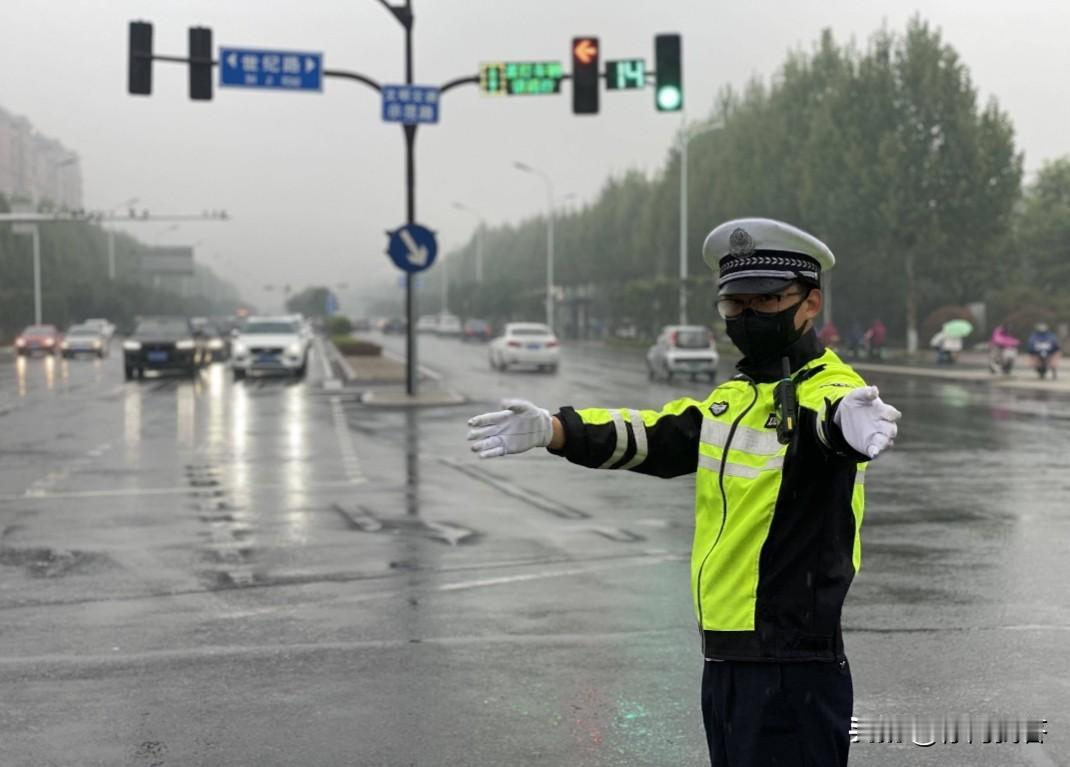 请问：交警能管社会治安吗？

答案：能，交警作为人民警察的一部分是可以管理社会治