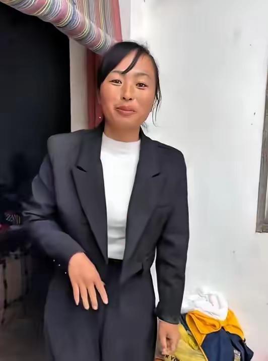 2021年，河南商丘虞城县朱庙村，朱大哥修拖拉机时意外被砸身亡。顶梁柱倒了，五个