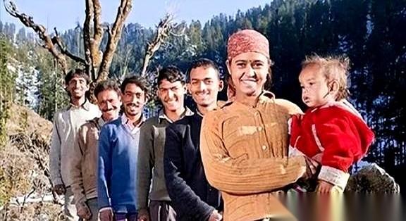 她嫁的不是一个人，是一整个兄弟会。
五个。
大哥稳重，二哥粗心，三哥闷葫芦，四哥