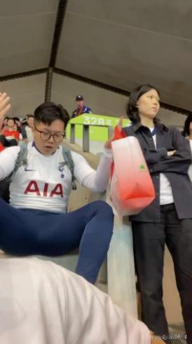 耻辱！去给韩国队接机还不够，还要去现场去给韩国人加油，穿热刺球衣、举韩国国旗，而