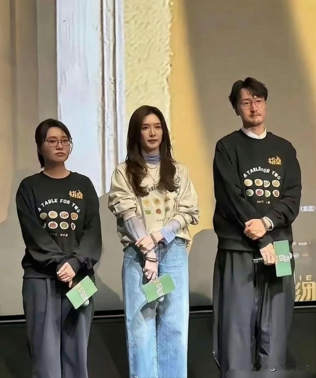 同一件卫衣，李雪琴套上就出门，江疏影硬是往里头塞了件高领薄纱,衣角还掖进去半截，