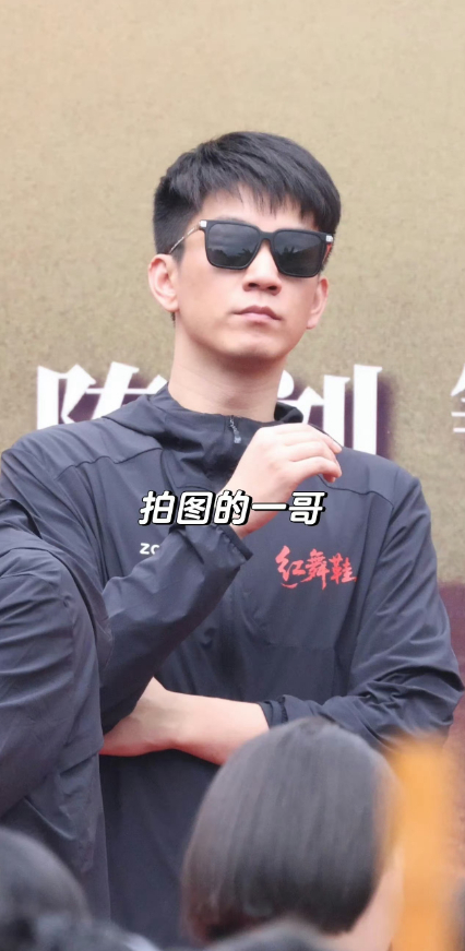 周也王子奇《红舞鞋》开机生图展现出两人开机时的模样，此外《红舞鞋》顺利开机，加深