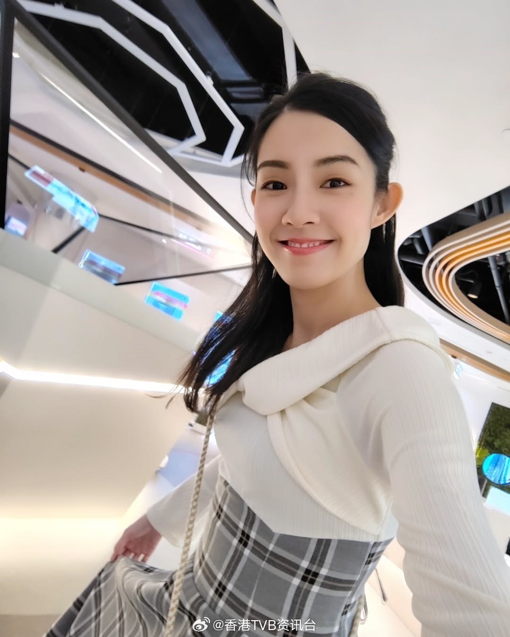 星岛：“赵希洛2.0”丁乐锶悄悄离巢TVB近一年 《美女厨房》时期曾遭冷嘲热讽 