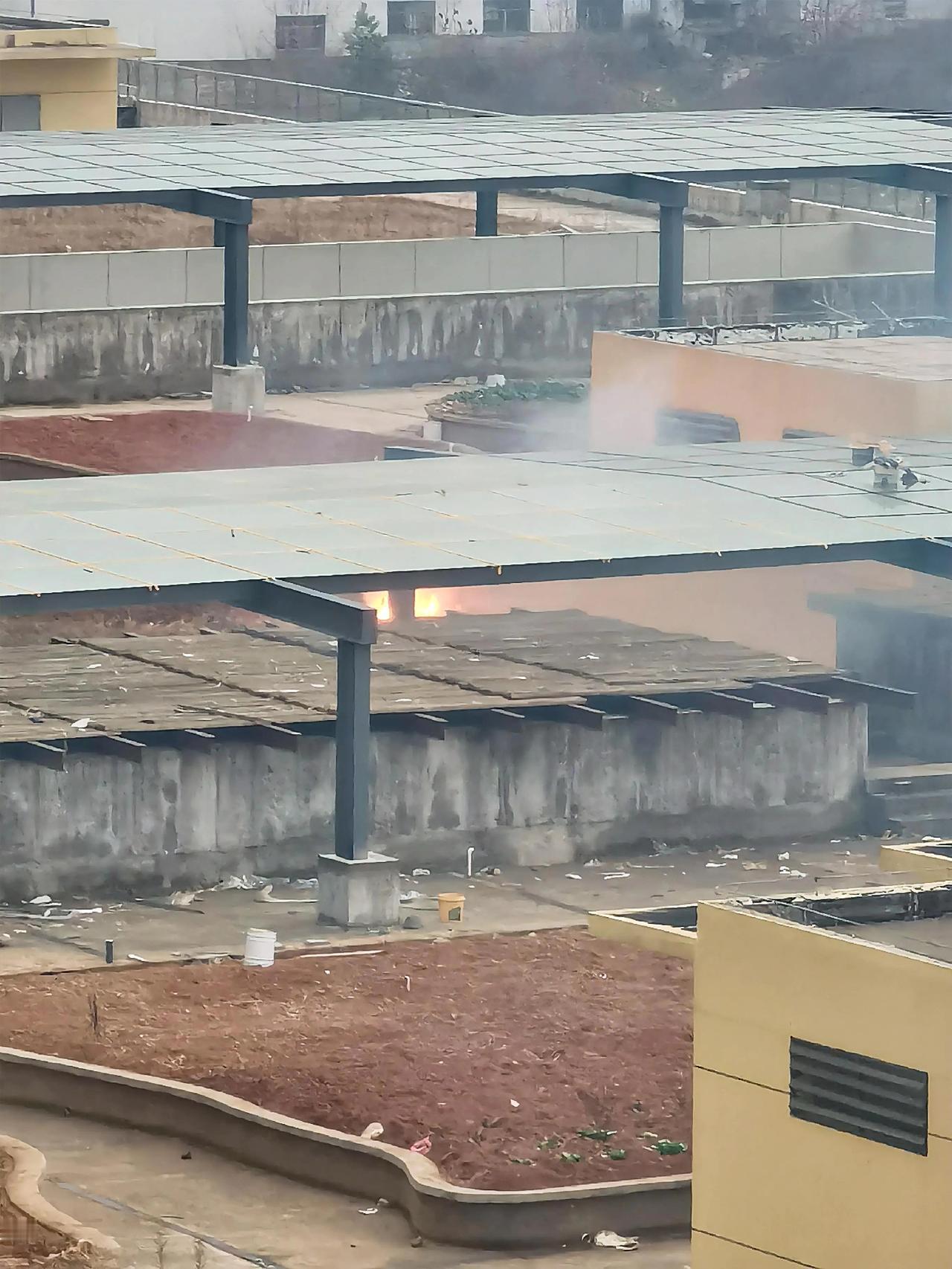 我还以为起火了，差点点就打“119”了，第一堆火燃起来时，确实是以为起火了，第二