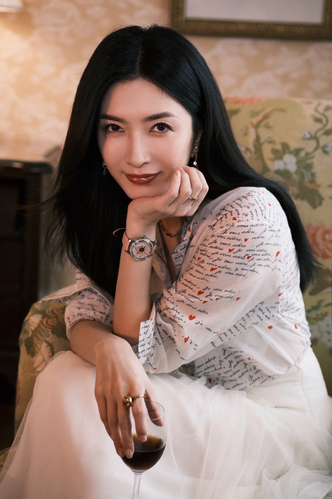 #江疏影留洋千金归国##江疏影白月光回国晚宴篇# 我嘞个老天奶啊！！江疏影衬衫白