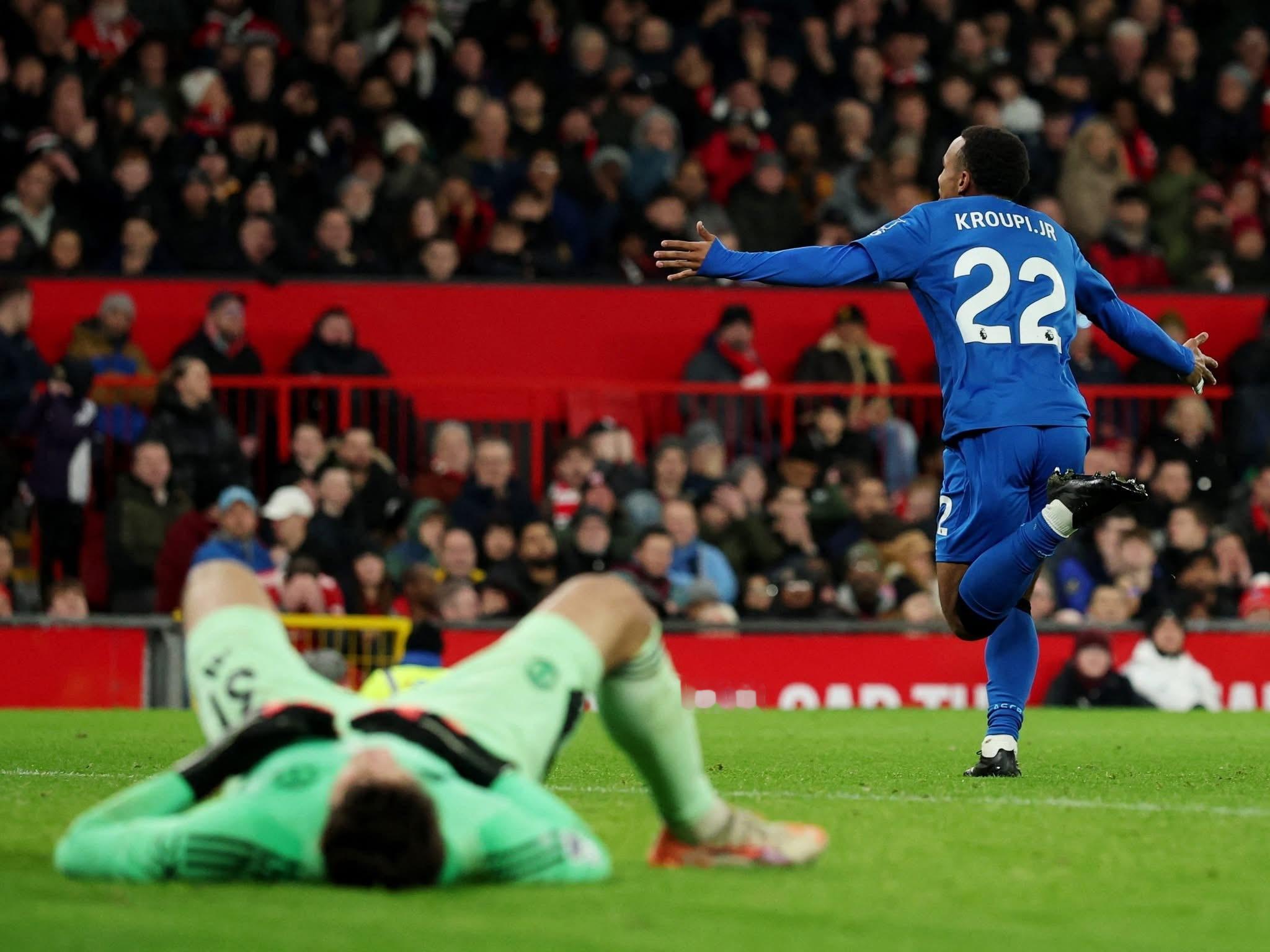 半場有艾瑪特同卡些美路入波嘅曼聯，有理由相信球隊能夠喺主場全取三分，結果原來森文