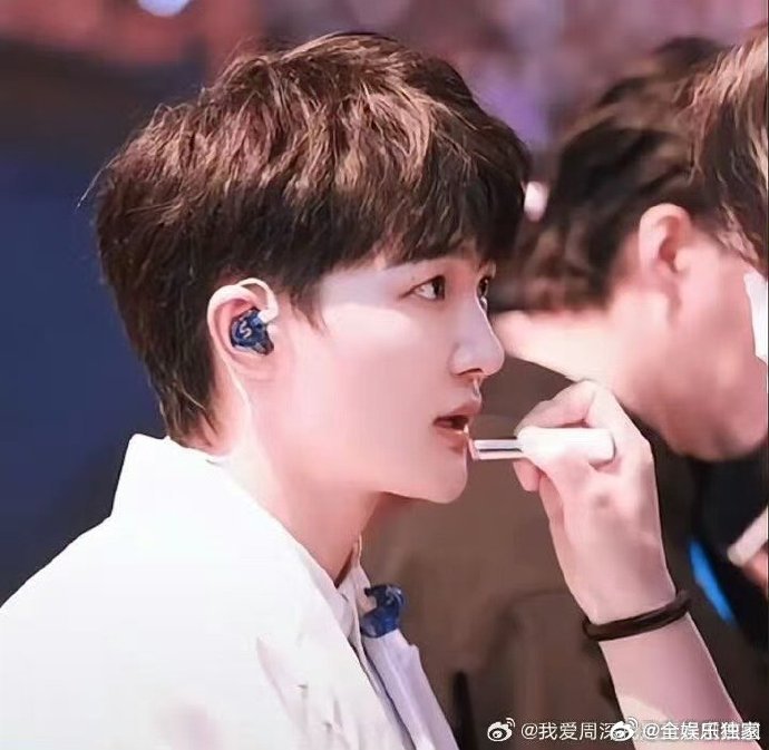 周深领奖全程直拍 全程直拍看得人好感拉满，周深始终保持初心，对每一个IP都心怀感