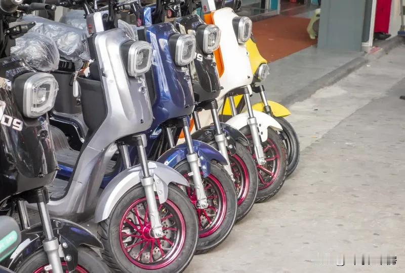 新国标电动车价格确实变贵了。12月1日新国标全面落地，多地车行新国标电动车成本每