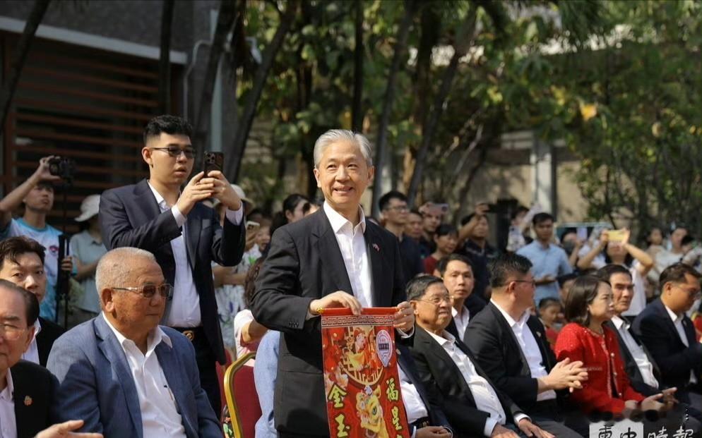 2月14日上午，柬华四大醒狮团赴中国驻柬埔寨大使馆舞龙舞狮拜年。中国驻柬大使汪文