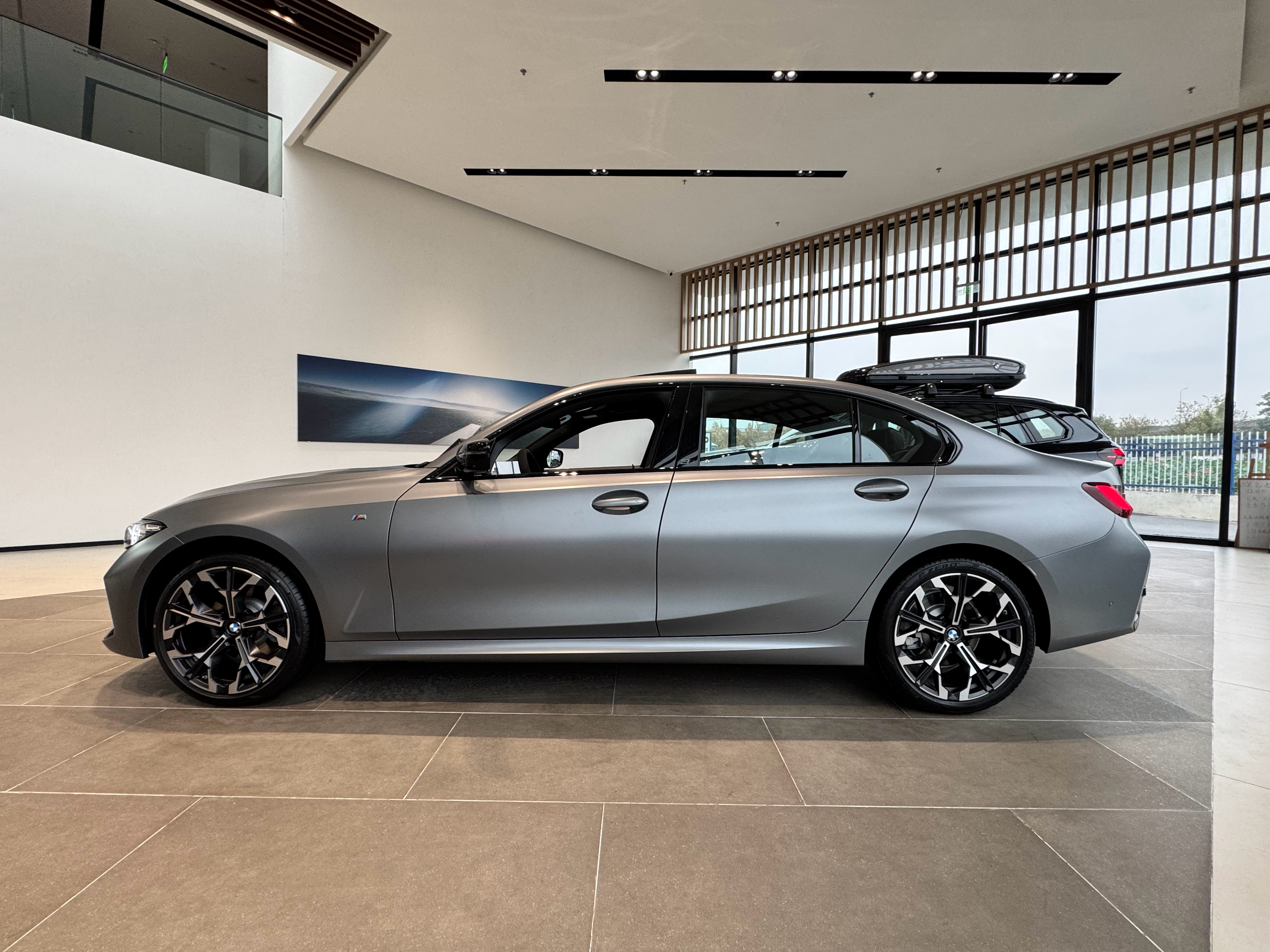 宝马330Li 50周年限量版，相较于普通版本终端价格贵了2万左右，多了哪些东西