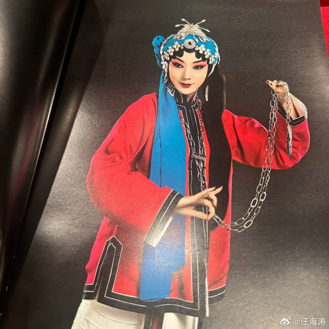 长安大戏院抢购到一本郭玮老师签名的《玉堂春》画册，这可有纪念意义。比较了一下，名