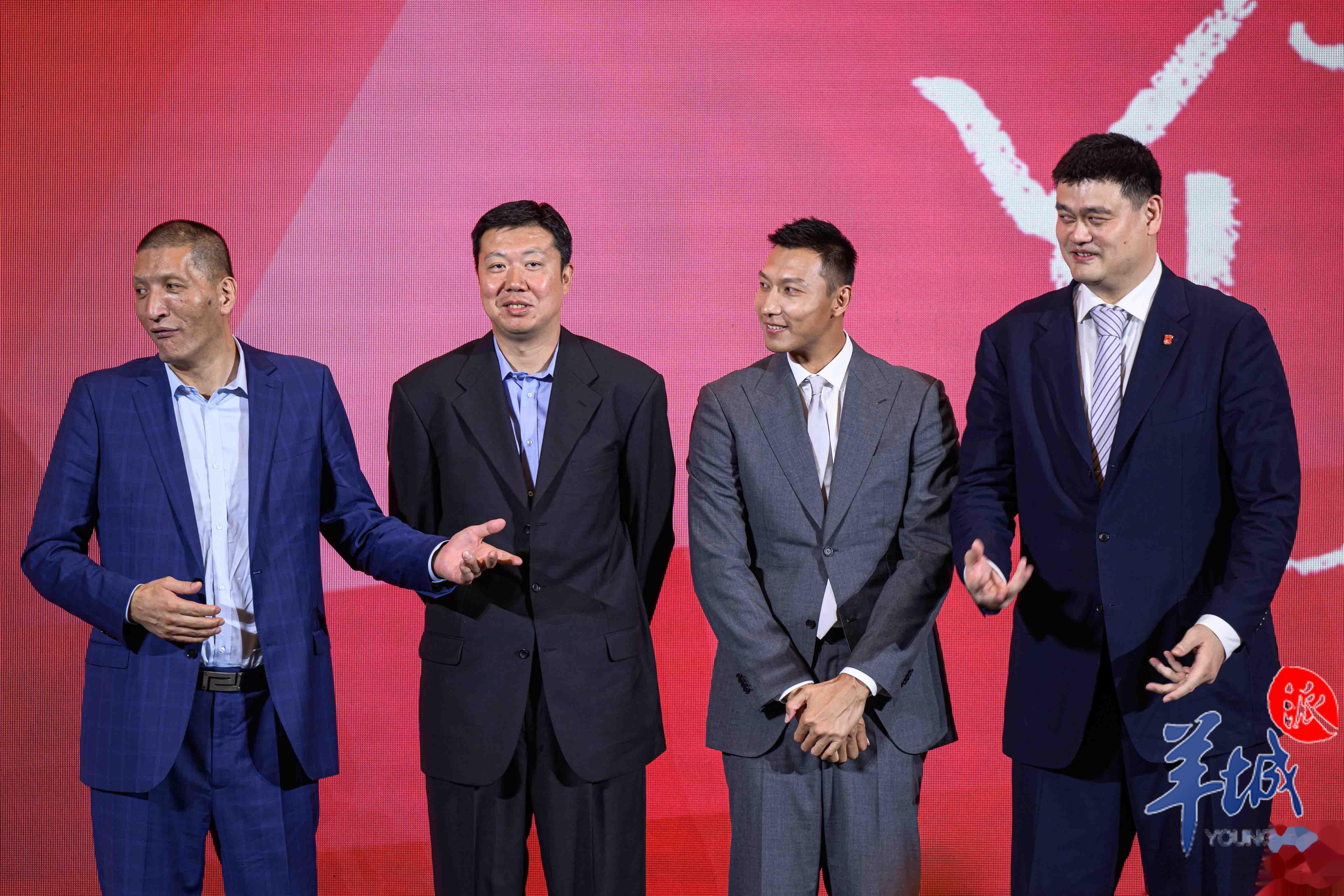 【相见时难别“易”难，易建联：开启人生下半场】身着一身灰色西装的易建联站在专门为