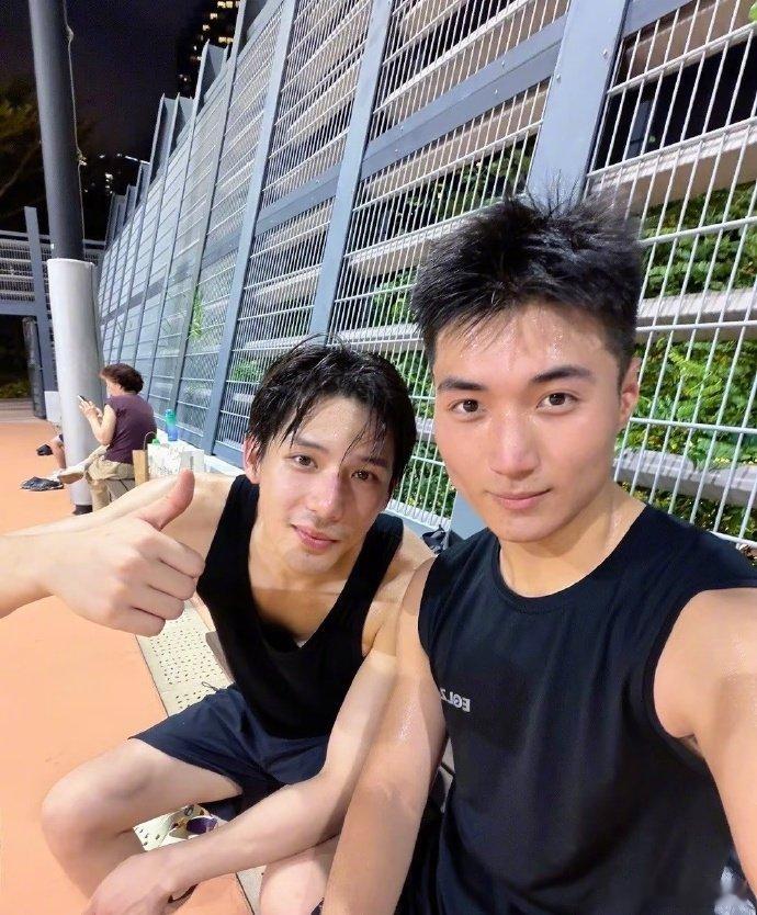 王安宇在香港打篮球王安宇素颜湿发打篮球湿发素颜还能帅成这样，王安宇真是把少年感和