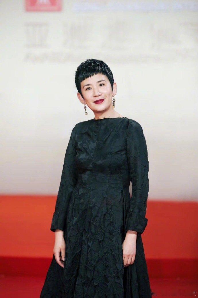 吴君如还是喜欢靓仔花少8花儿与少年吴君如谈及审美偏好，还是喜欢靓仔，坦荡又充满烟