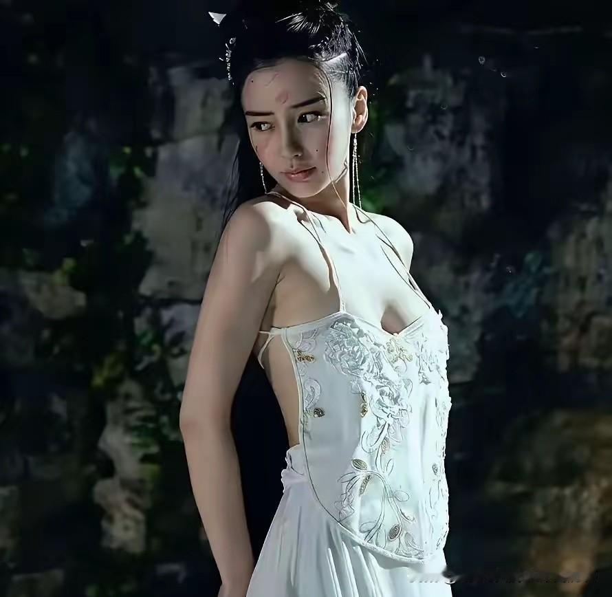 婚礼 黄花费2.5亿！加上恋爱和婚后其他花销。全力托举杨，为了给她弄资源的花销，
