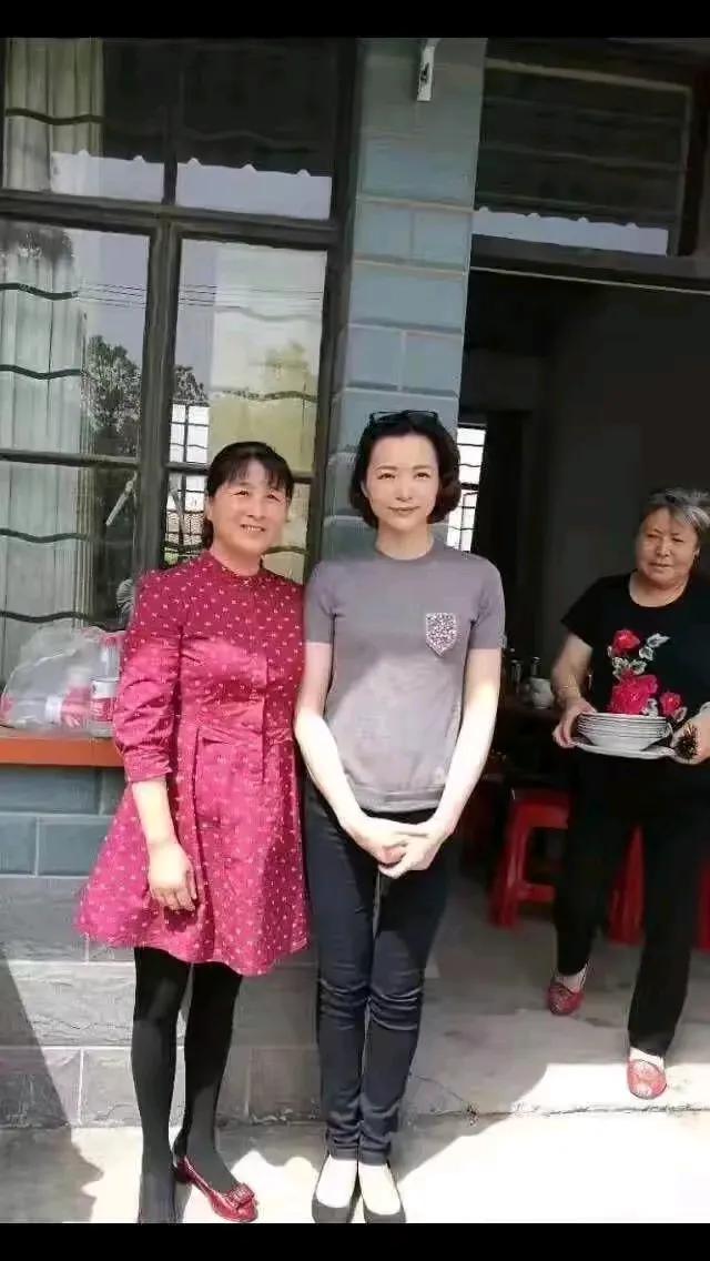 连周涛都只能屈居于她之下的才女，跟村里的大姨和大妈融入得竟然没有丝毫违和感。穿得