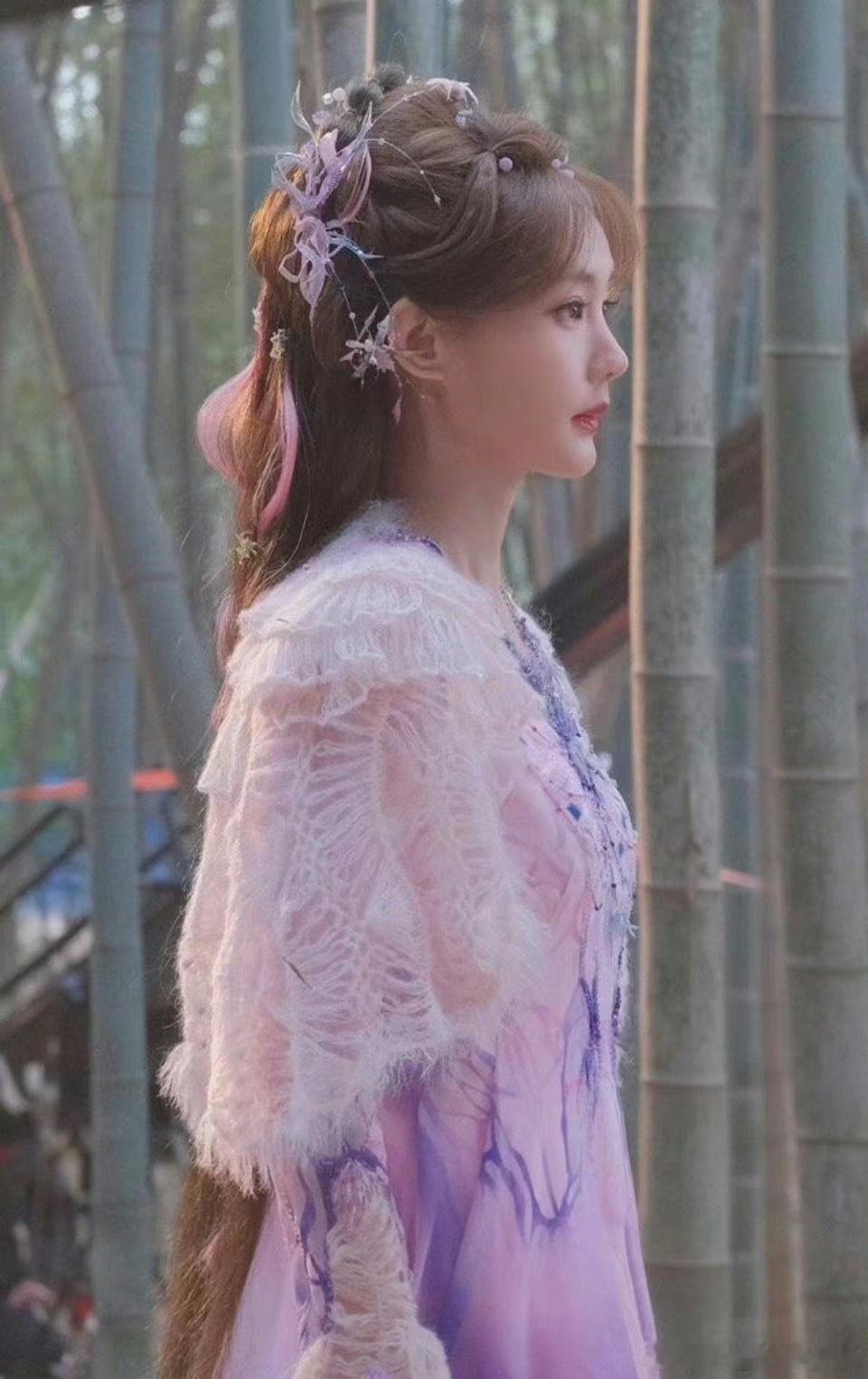 #李一桐蜘蛛精妆造# 李一桐的妆容造型真的很灵动，感觉像这样子的造型真的有多少来