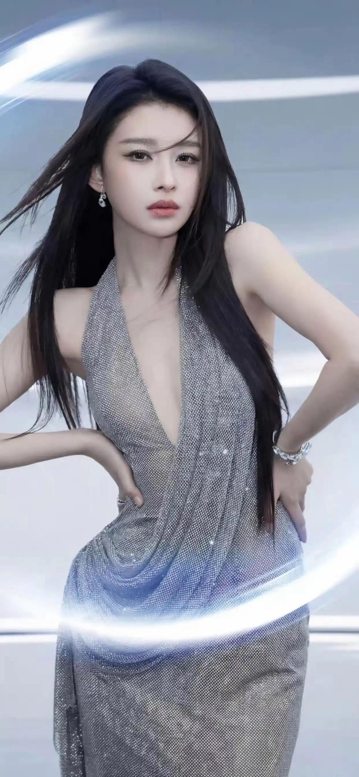 沙坪坝的街道充满了岁月的痕迹，每一块石板路都承载着故事。老人们慢悠悠地走着，倒走