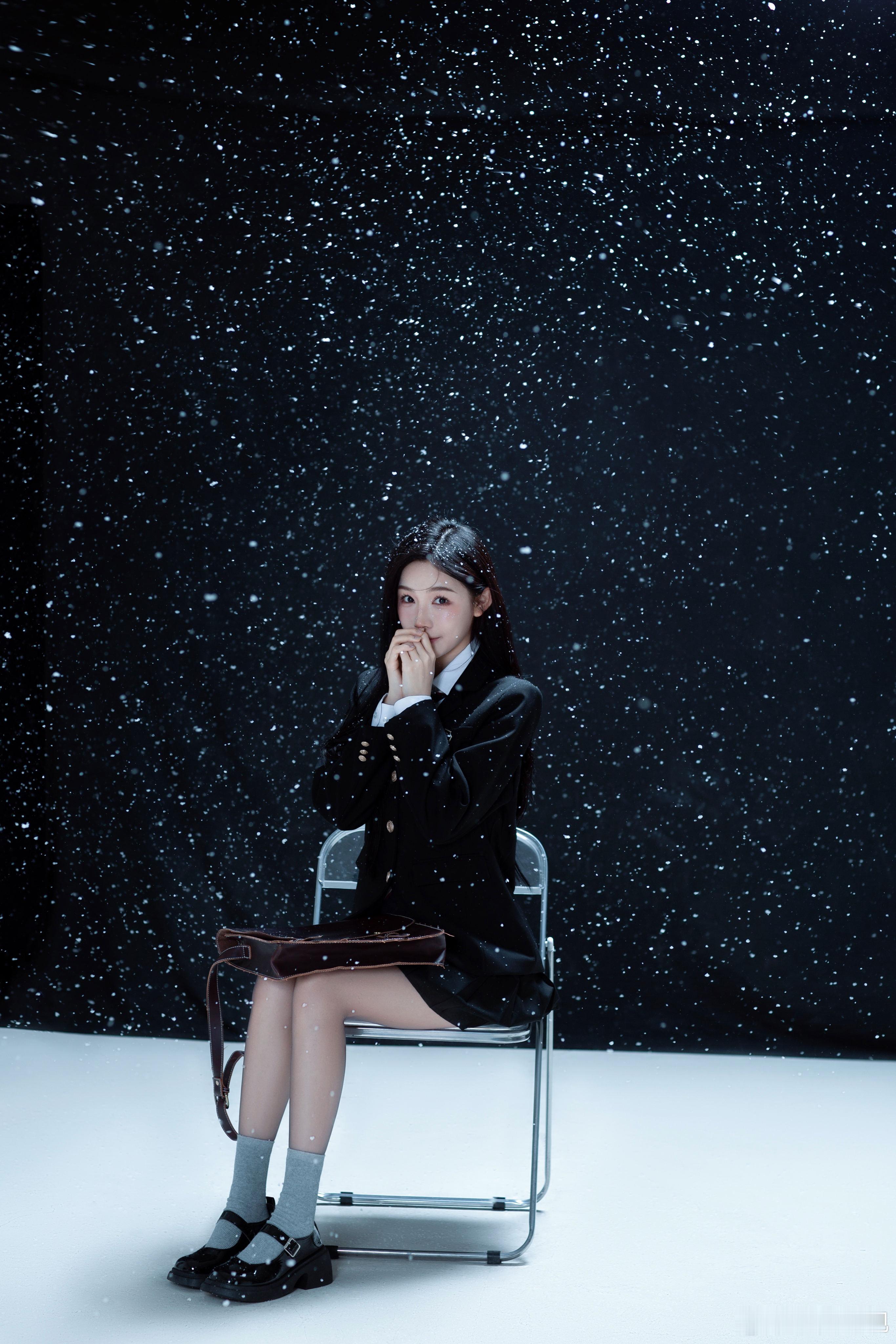 雪落无声，浅冬温和。欢娱影视演员冬日初雪写真释出。 