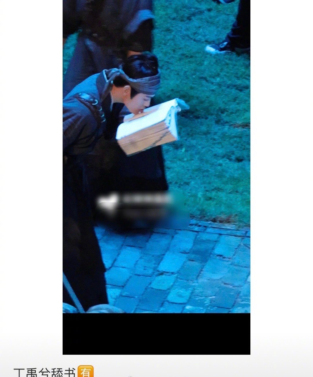 丁禹兮用舌头舔书翻页，旁边的人疑似想帮他被拒绝 ​​​