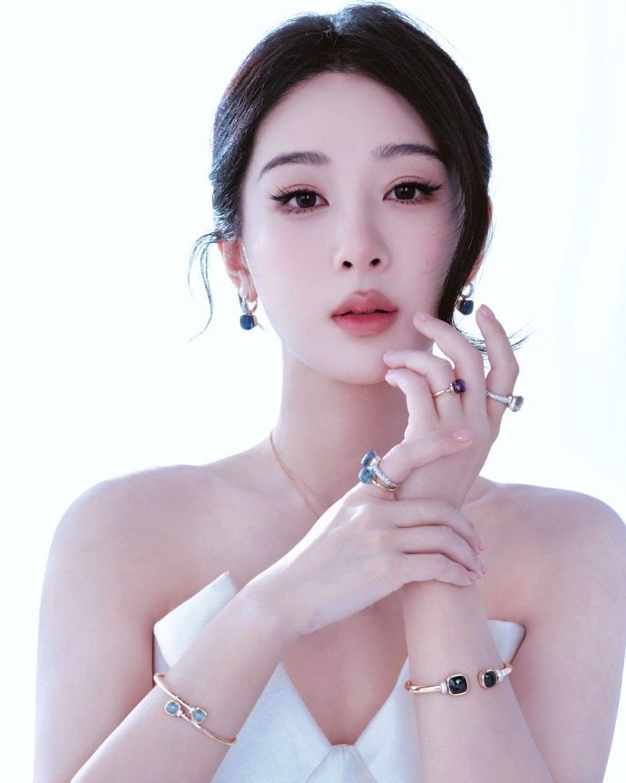 杨紫玉兰花开君再来 💜杨紫董竹君 知道我在做什么吗？给你五个选择：A：想你；B