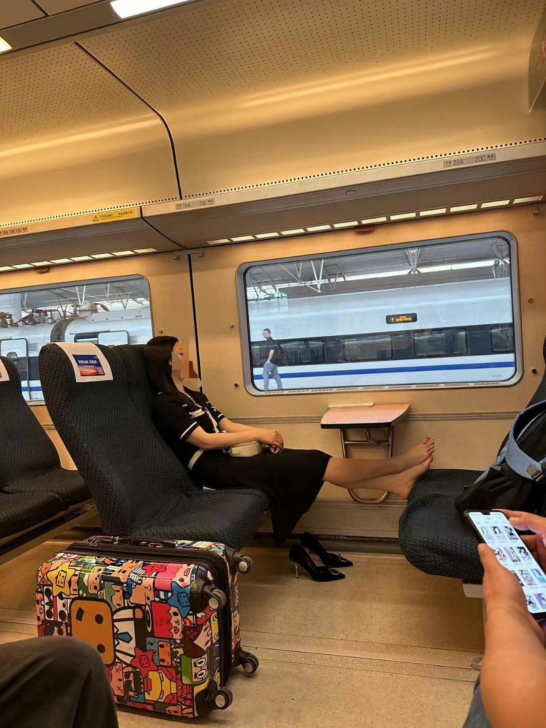 消费降级，高铁随处可见刘海iPhone。 ​​​