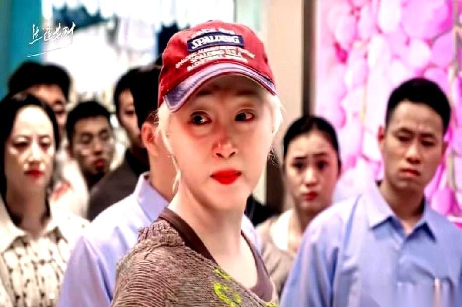 关晓彤演的白化病姑娘当街被扯掉假发，满头白发全露了出来。
她这个受害者直愣愣站着