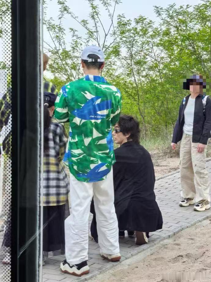 阿那亚偶遇戚薇李承铉一家四口阿那亚偶遇戚薇李承铉一家四口，lucky和年轻时候的