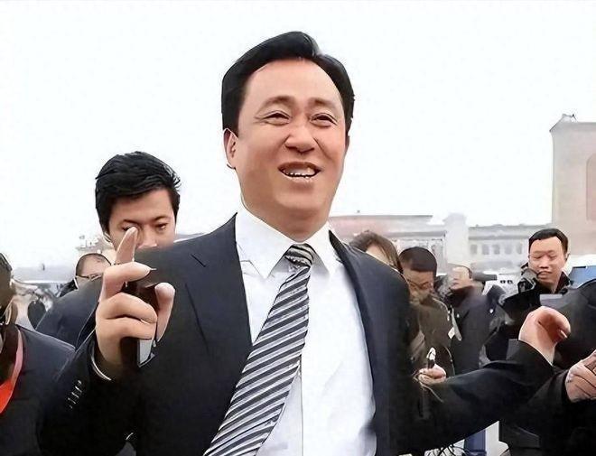 许家印认罪：从首富到被告，一个地产狂人的终局
2026年4月，许家印在深圳中院认