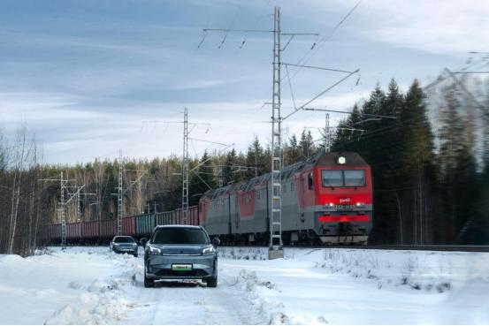 领克08EM-P在雪地也迅猛，低温动力衰减？不存在
低温下传统燃油车动力迟滞，纯